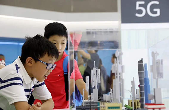 wx在位于上海徐汇滨江的2019世界人工智能大会华为5G体验馆内，小朋友在观看一组展现5G基站的模型。（2019年8月26日摄）.jpg