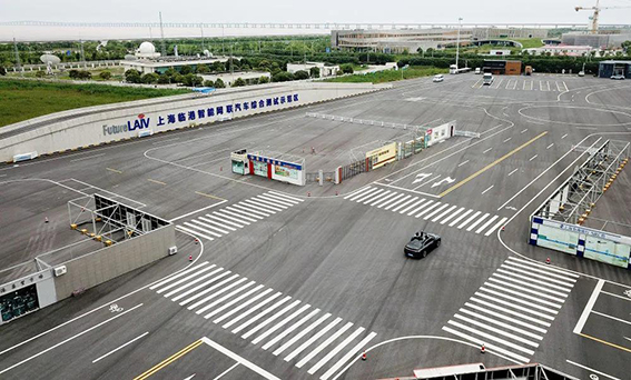 wx测试车辆在上海临港智能网联汽车综合测试示范区内进行行驶测试（2020年7月3日摄，无人机照片）。.jpg