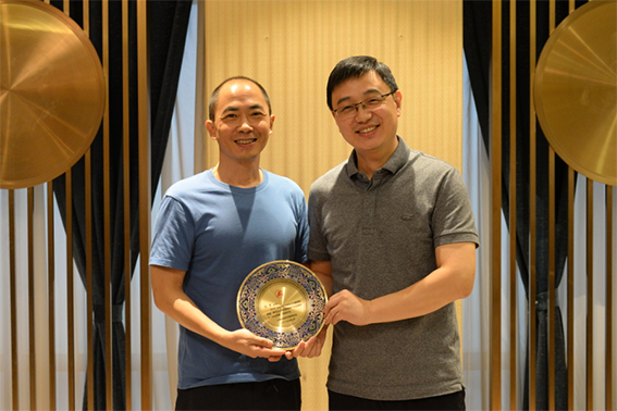 周迅理事長與陳軍合影w.png
